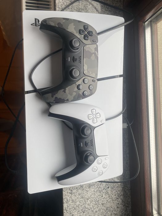 Vand playstation 5 plus doua manete, pret fix