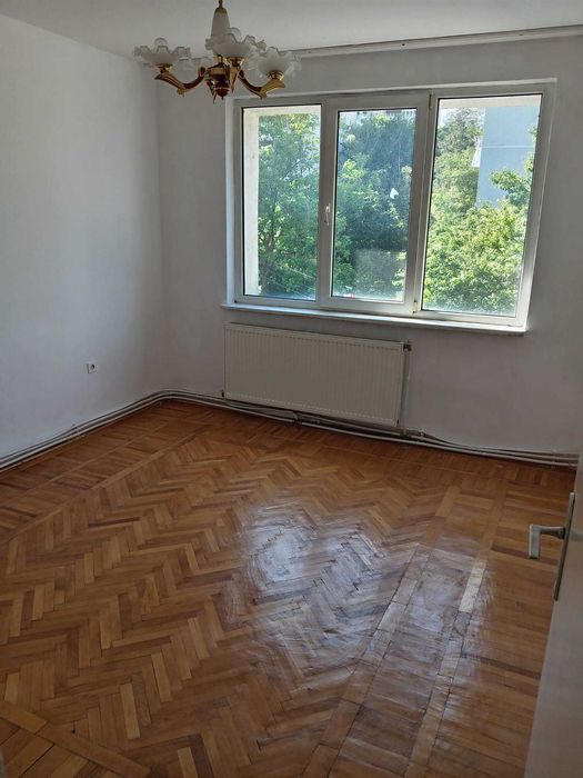 Apartament cu 3 camere lângă Liceul Mihai Eminescu Bacău