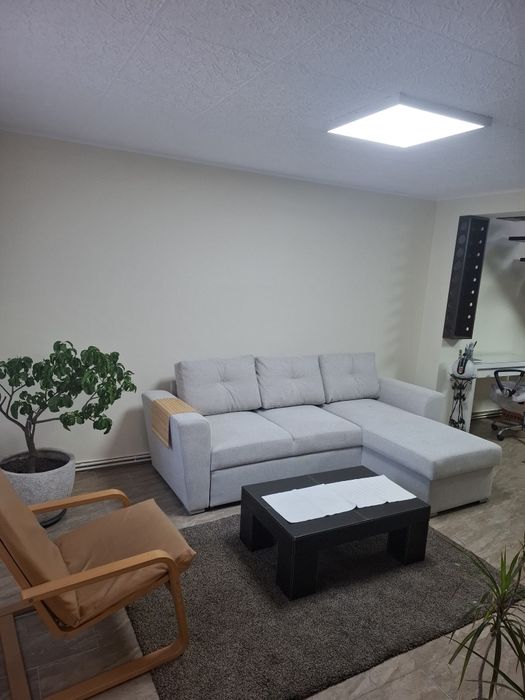 Inchiriez casa cu etaj la curte