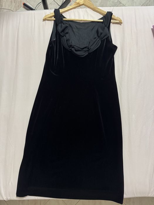 Черна кадифена рокля