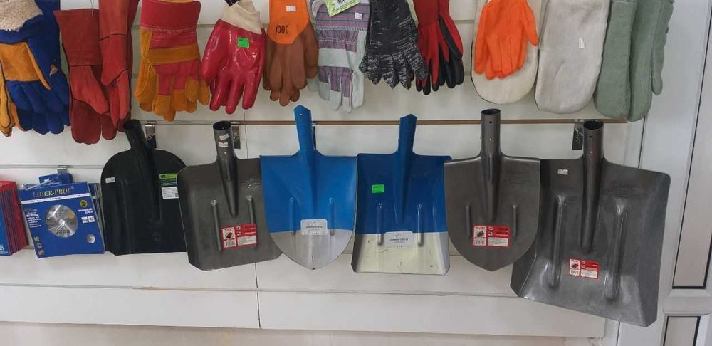 В продаже лопаты