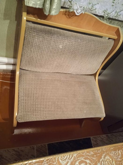 Кухонный стол с двумя диванами