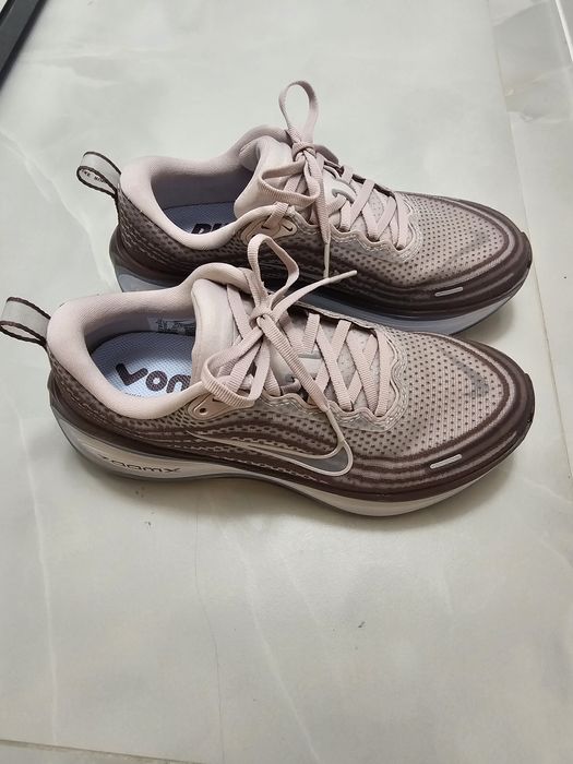 Nike Vomero Plus - Tattoo/Particle Rose/Hydrogen Blue
(NRF61529
Nike V