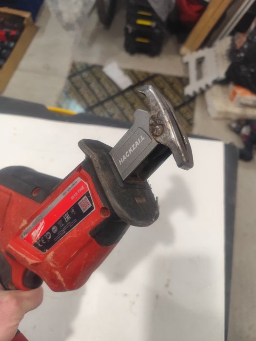 Безчетков акумулаторен саблен трион Милуоки Milwaukee M18 FHZ