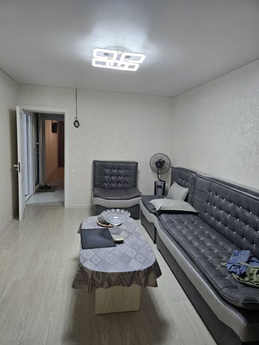 Продам 2х комнотную квартиру на 1-вом этаже с подвалом и трассой.