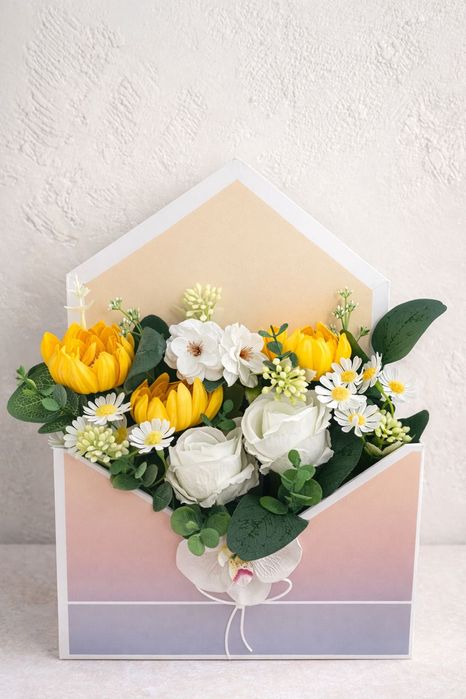 Аранжировка от сапунени и декоративни цветя