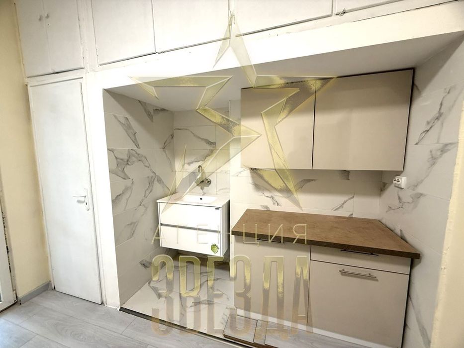 Дава се под наем Офис в Пловдив, Център - 25 кв.м за 220 € - Снимка #1