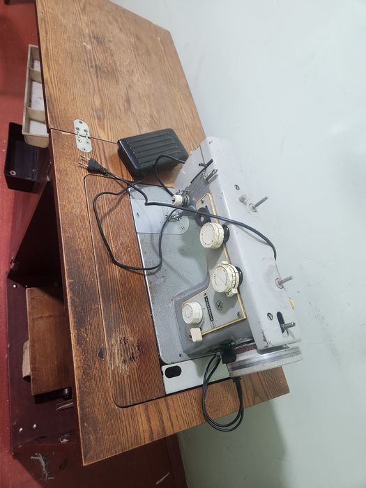 Старая швейная машинка рабочая