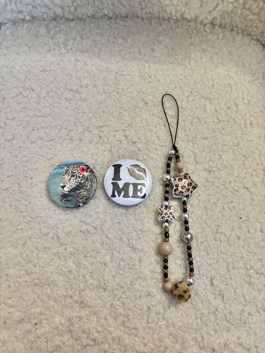 Висулка за телефон и две значки