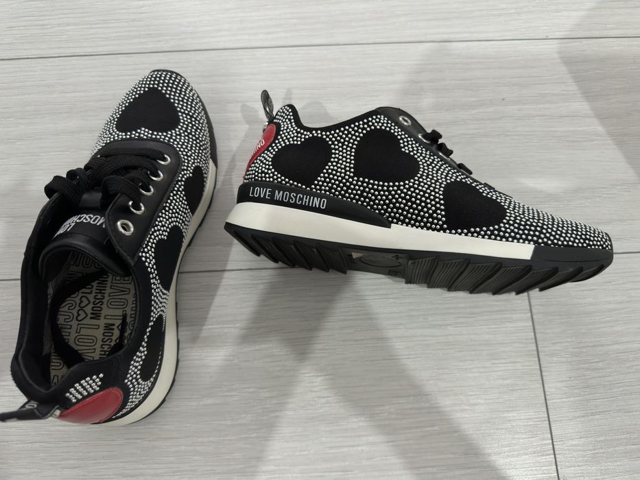 Sneakers Love Moschino
