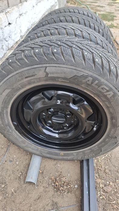 Продам  комплект  зимних  шин  на дисках  R14