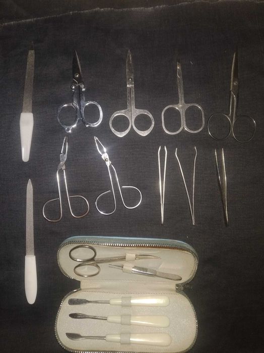 Маникюрный набор и ножницы с пинцетами.