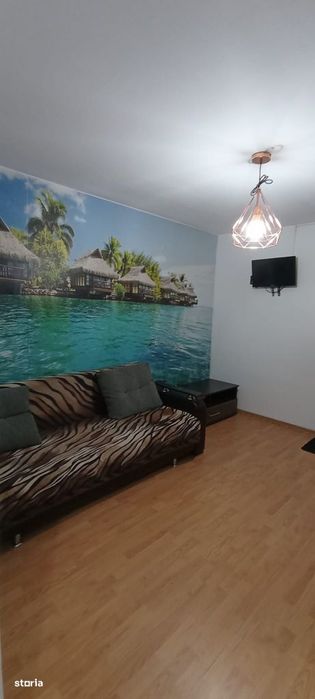 Garsonieră de închiriat, Tractorul (Coresi)