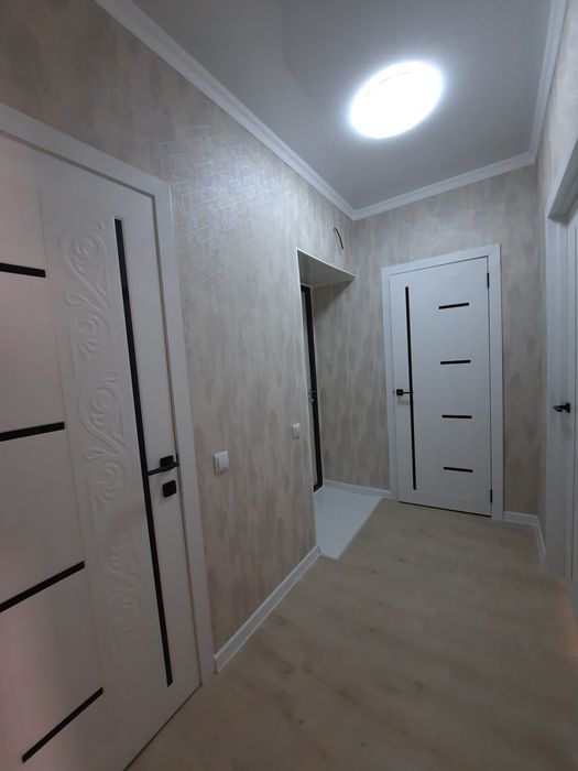 Продам обои светлого цвета красивые