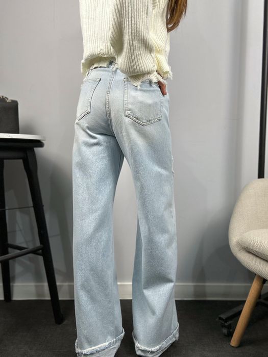 Дамски дънки в светъл деним с широк крачол