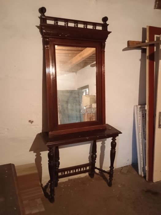 Oglinda cu ramă de lemn