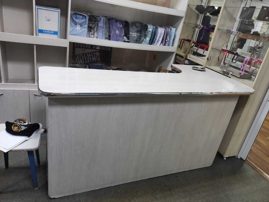 Продам шкаф и стол! 2 напольные стойки +1 круглая. Срочно!