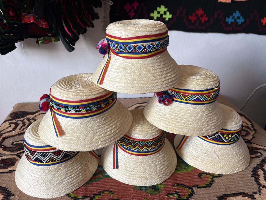 Pălărie/clop din paie tradițional Oas/Maramureș cu margele.