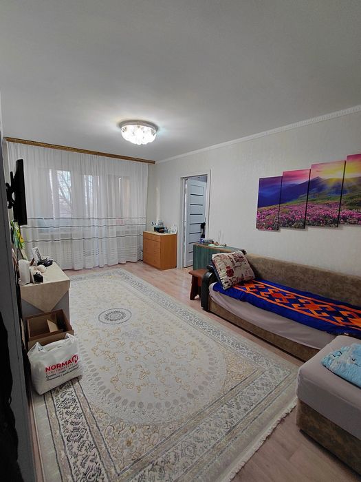 Продаётся уютная и светлая 3-комнатная квартира в хорошем районе.