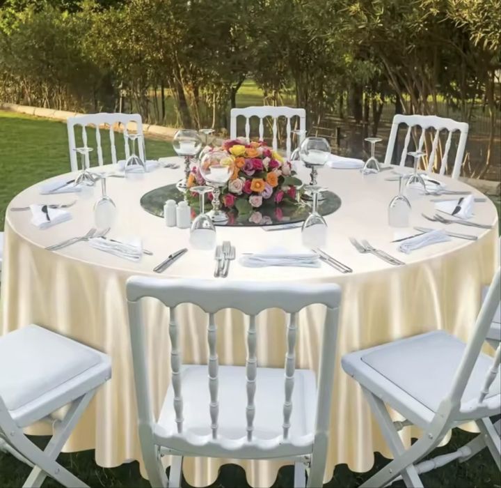 Fata(fete)de masa rotunda/Sali de Evenimente