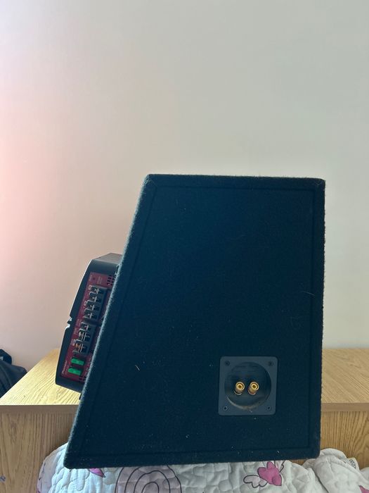 Продавам Бас Каса+ Кабелите+ Усилвател като нов е използван е 2/3 месеца нищо му няма усилватела е 1000 wt бас касата 1200 wt