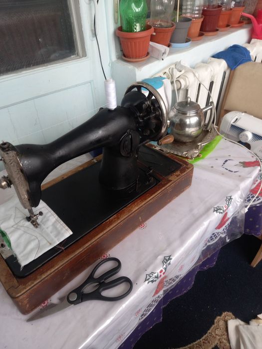 Продаю ручную швейную машинку. Отлично шьет