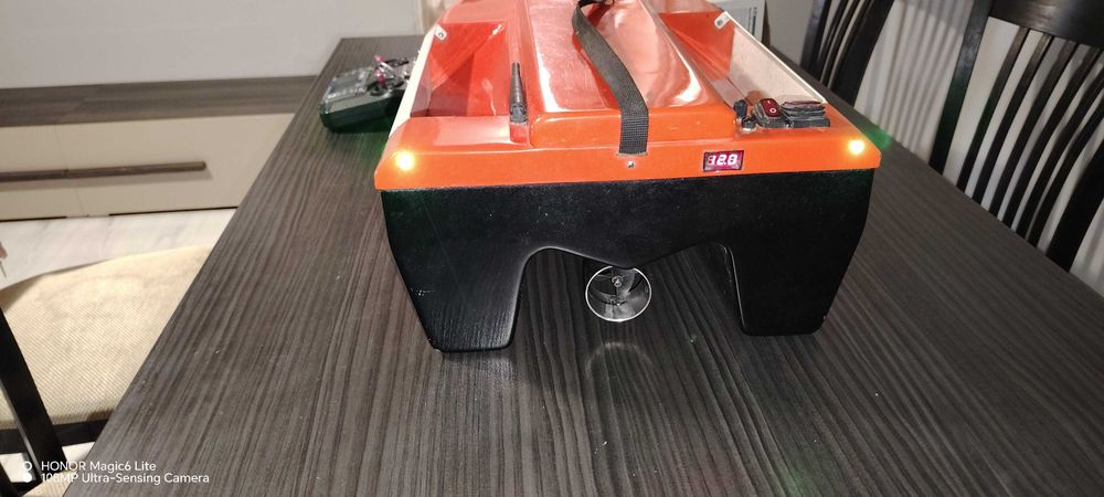 Лодка за захранка с GPS