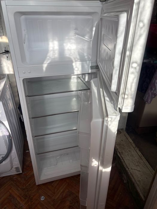 Vând frigider Albatros clasa A+ în perfectă stare de funcționare.