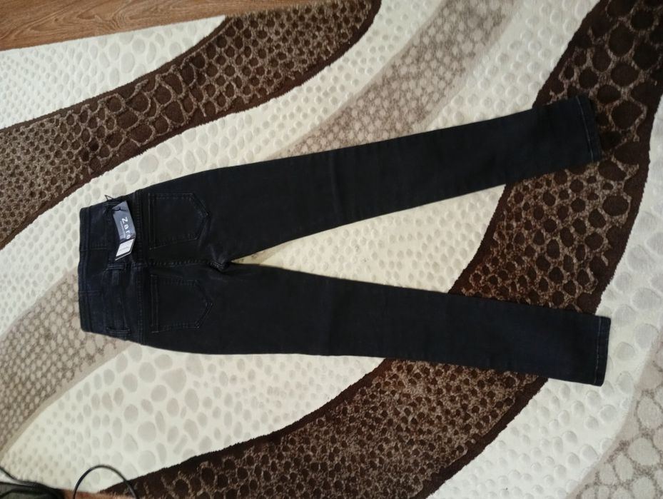 Продам джинсы на девочку.