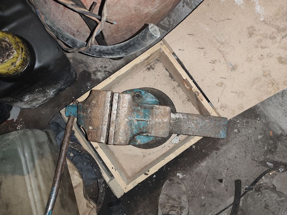 Продам домкрат тиски