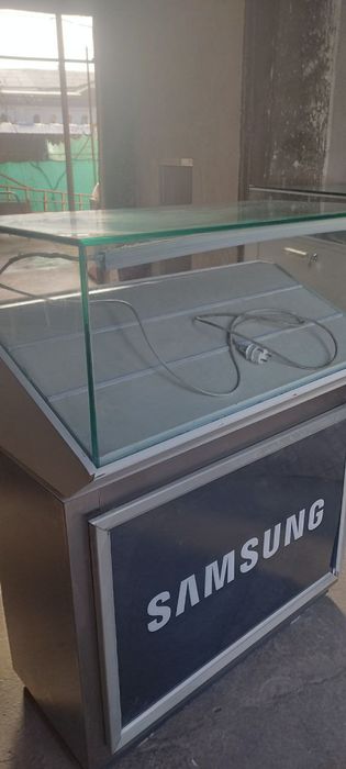 Продается витрина стеклянная