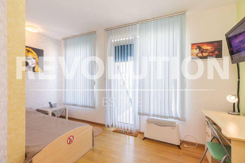 Четиристаен апартамент в района на Общината!