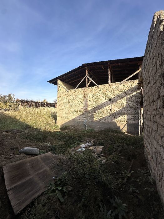 Nazarbek uchastka sotiladi 5 sotix 3 xona karobka