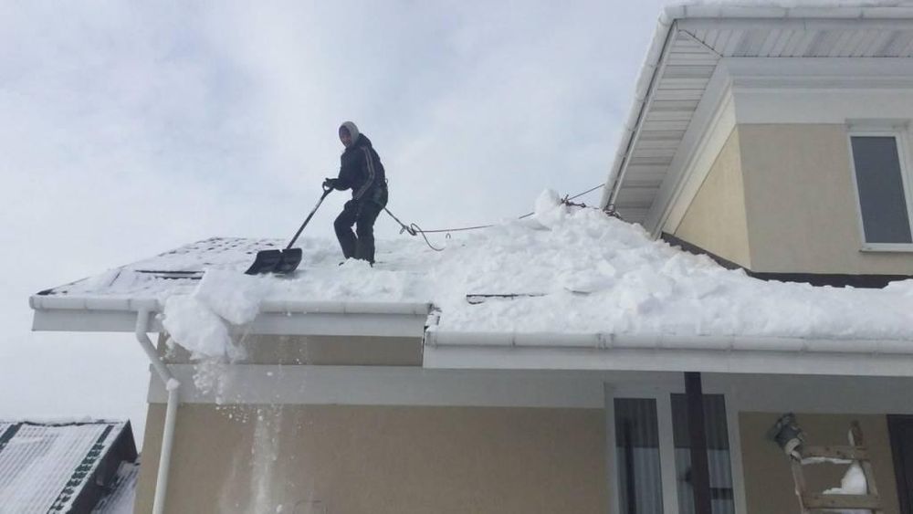Чистка снега крыш