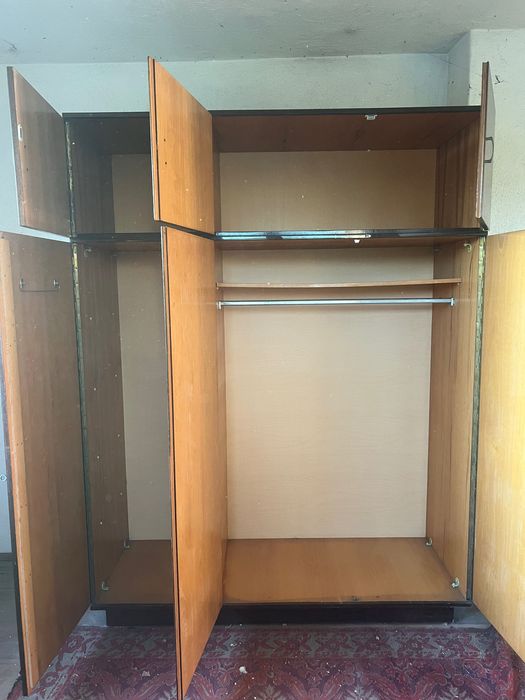 Гардероб, маса и ъглов шкаф