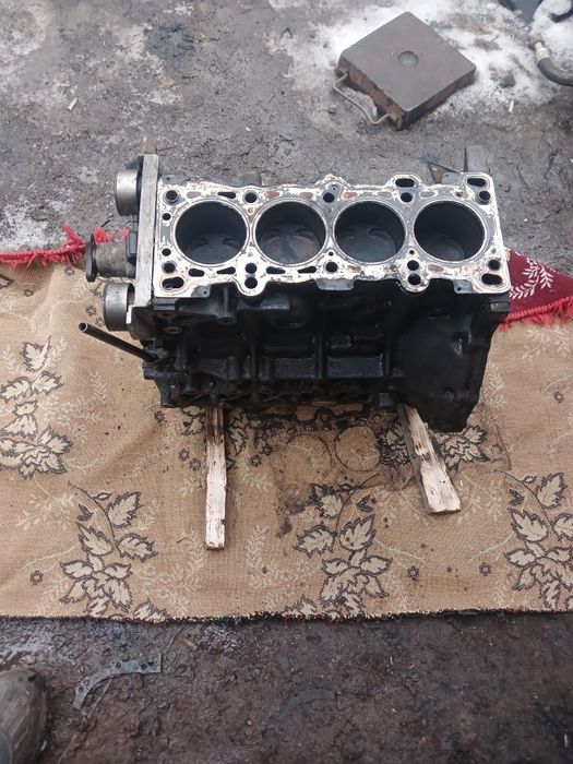 Блок двигателя Мазда 323  Z5 привозной