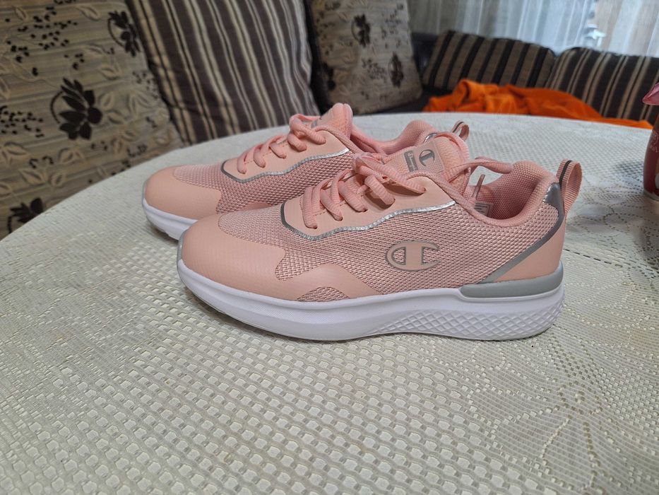 Сникърси на Champion