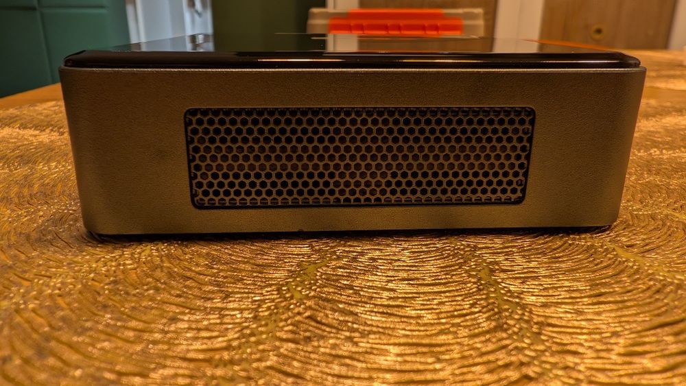 Intel NUC8i5BEH – i5 Gen 8 | 32GB RAM Samsung Dual-Channel | SSD 250GB ADATA Swordfish NVMe impecabil