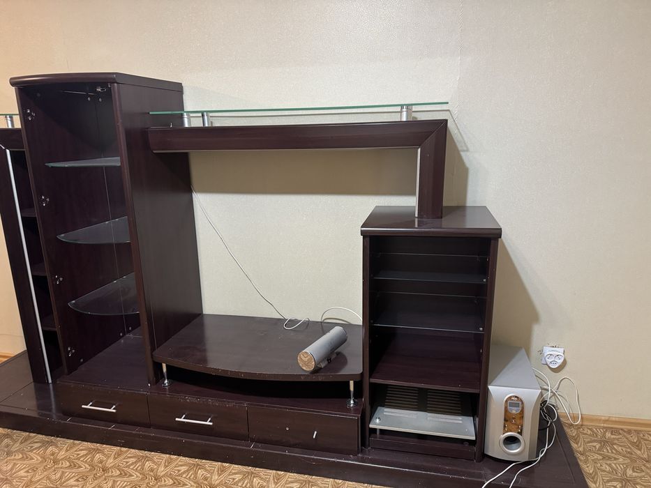 Срочно отдам даром стенку для зоны телевизора