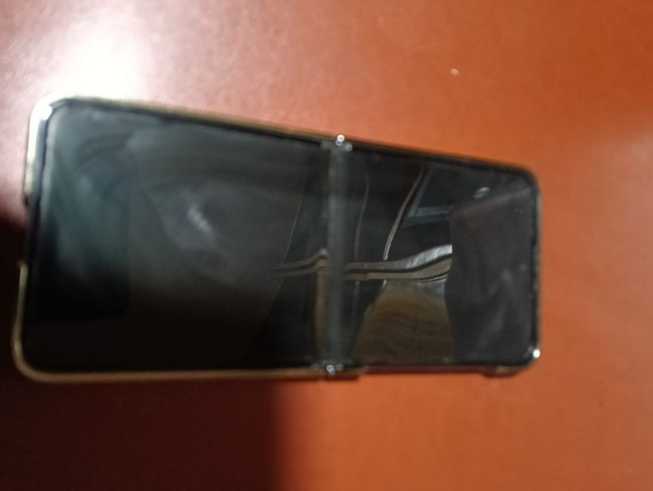 Vând Samsung Flip 4 cu ecran spart / nefuncțional. Telefonul nu afișea