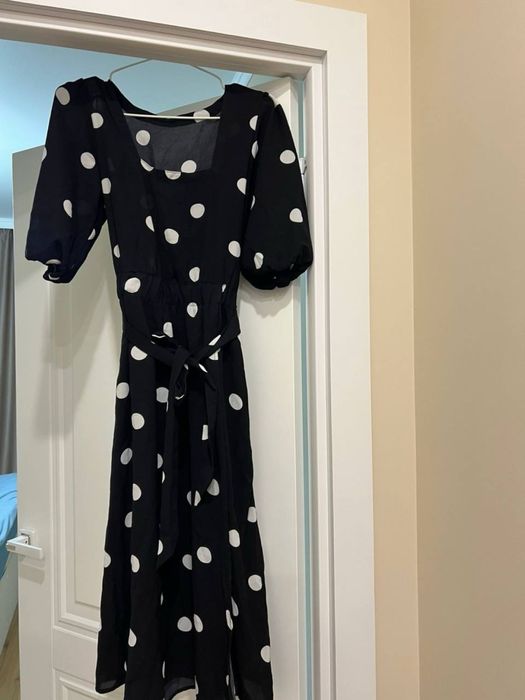 Продам черное платье в горошек.