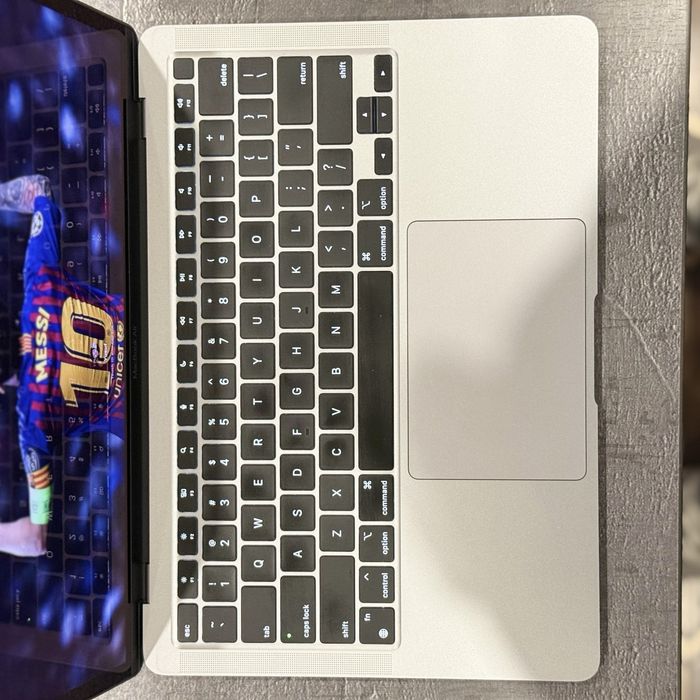 Apple MacBook Air M1 (2020) — почти как новый
