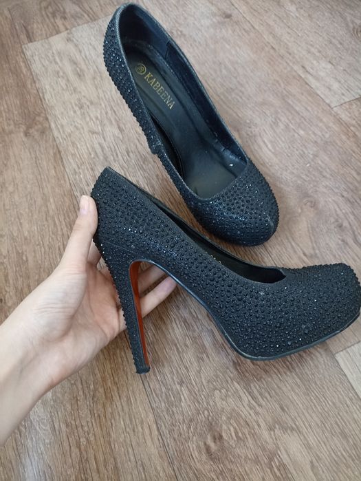 Блестящие черные туфли