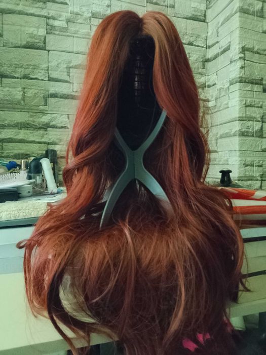 Червена дълга перука