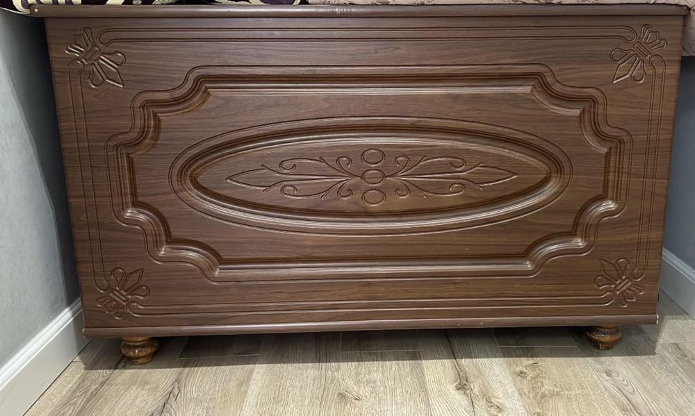 Сандык коричневого цвета