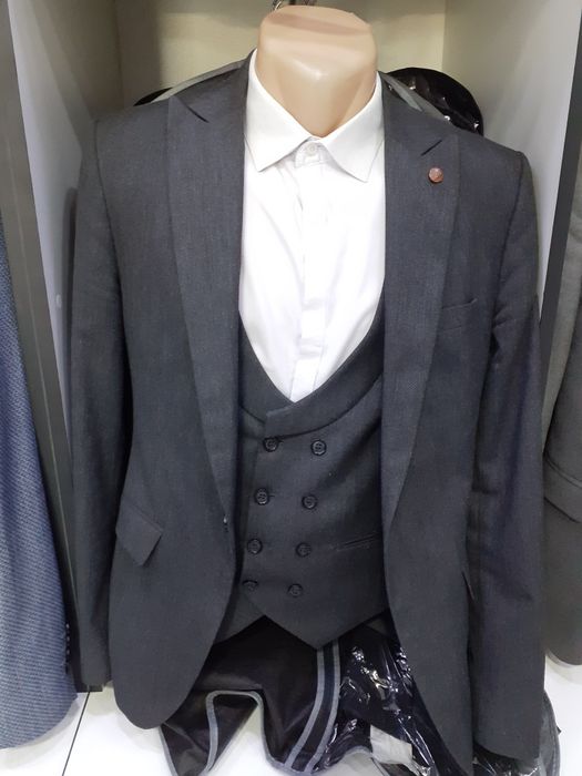 Kostyumla sotiladi 500 ta dona optom. Hammasini 40 mln ga bervoram