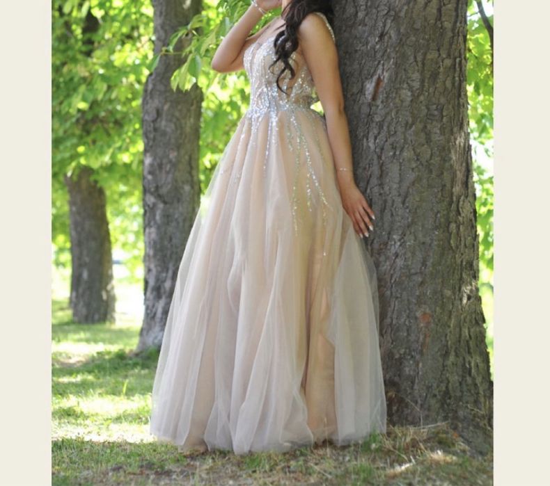 Семпла бална рокля бежова