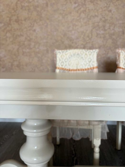 Продаем стол в гостиную со стульями