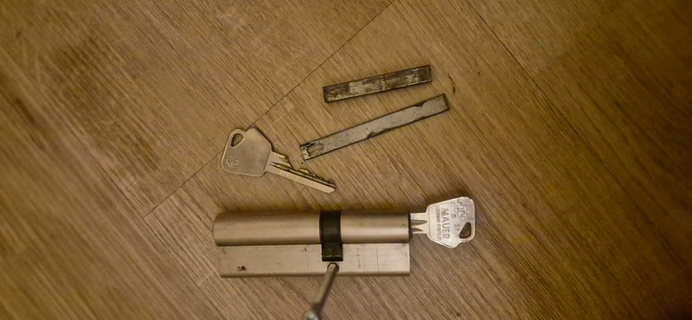 Продавам брава патрон и дръжки за врата