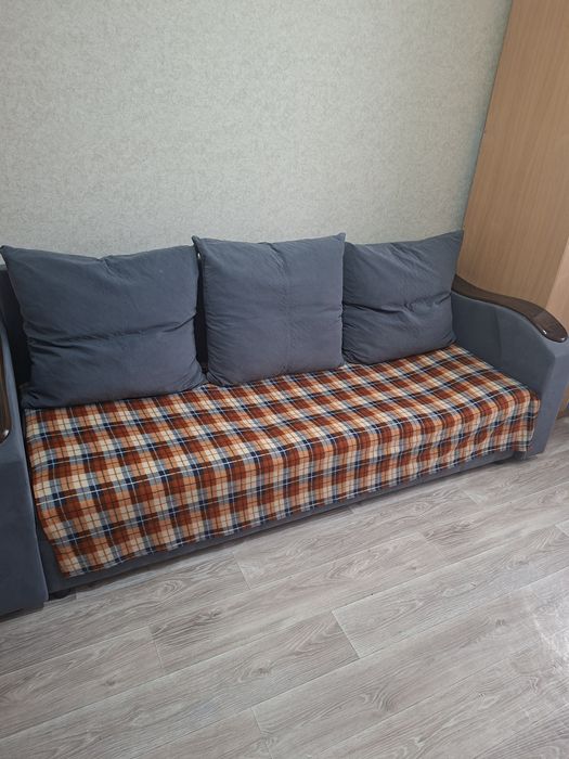 Продам диван срочно.